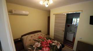 Гостиница Guest House Uyutniy Dvorik Анапа Двухместный номер Делюкс с 1 кроватью и душем-5