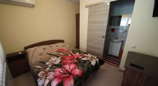 Гостиница Guest House Uyutniy Dvorik Анапа Двухместный номер Делюкс с 1 кроватью и душем-6