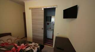 Гостиница Guest House Uyutniy Dvorik Анапа Двухместный номер Делюкс с 1 кроватью и душем-4